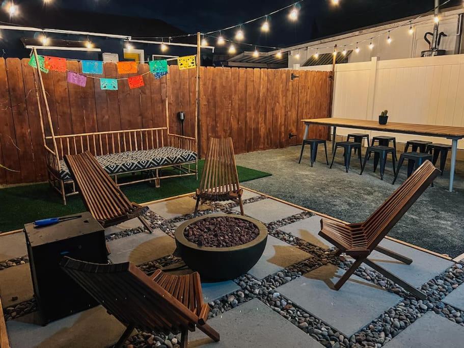 * Bueno Bueno Casita * / 7 Min To Downtown / 4 Bdr Ferienhaus
